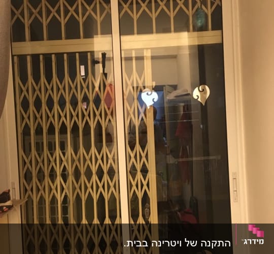 דלת אלומיניום עם סורגים דקורטיביים